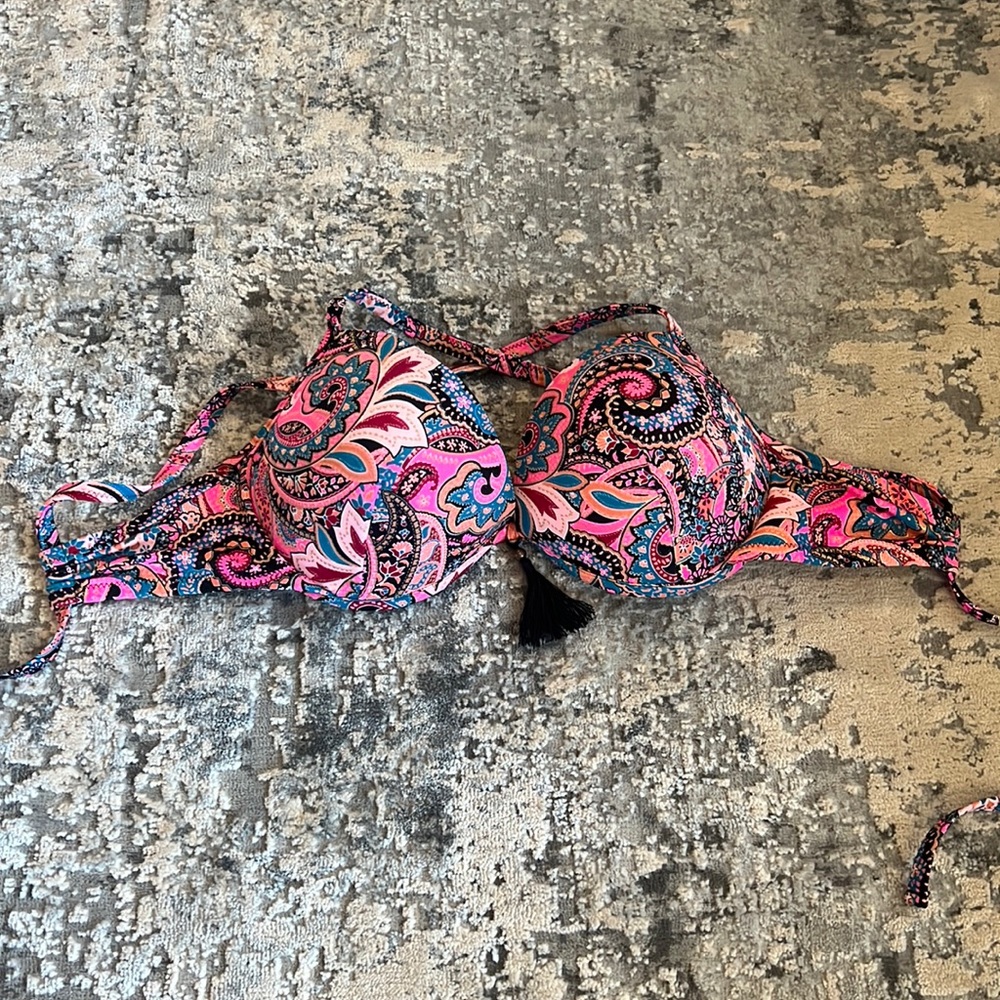 Shade and shore bathing suit top size 34 D